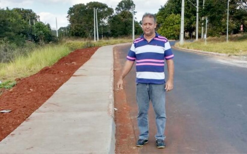 Prefeitura atende requerimento do Vereador Rato, e constrói calçada no trecho localizado entre o Centro e Colina Park.